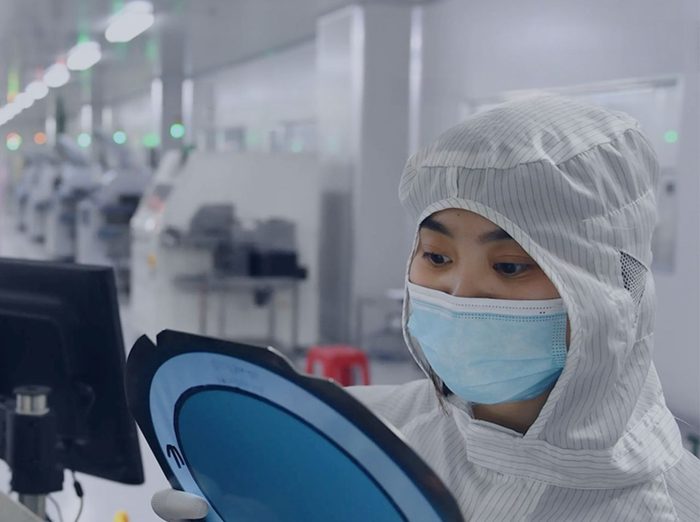 洁净车间内作业人员进行封装测试工序操作