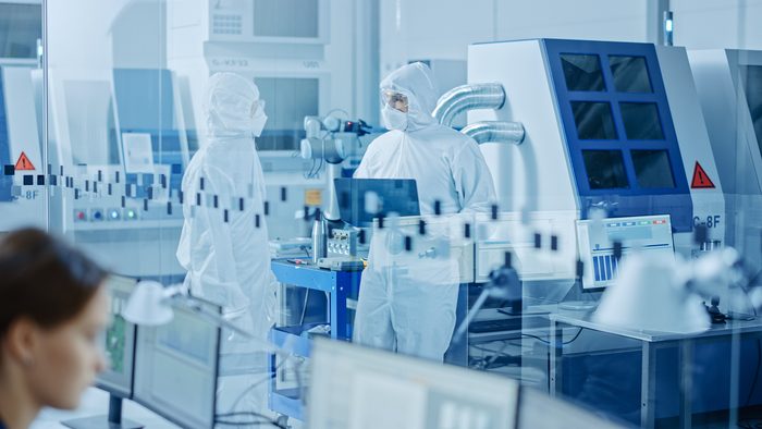 电子制造产线上作业人员进行设备操作