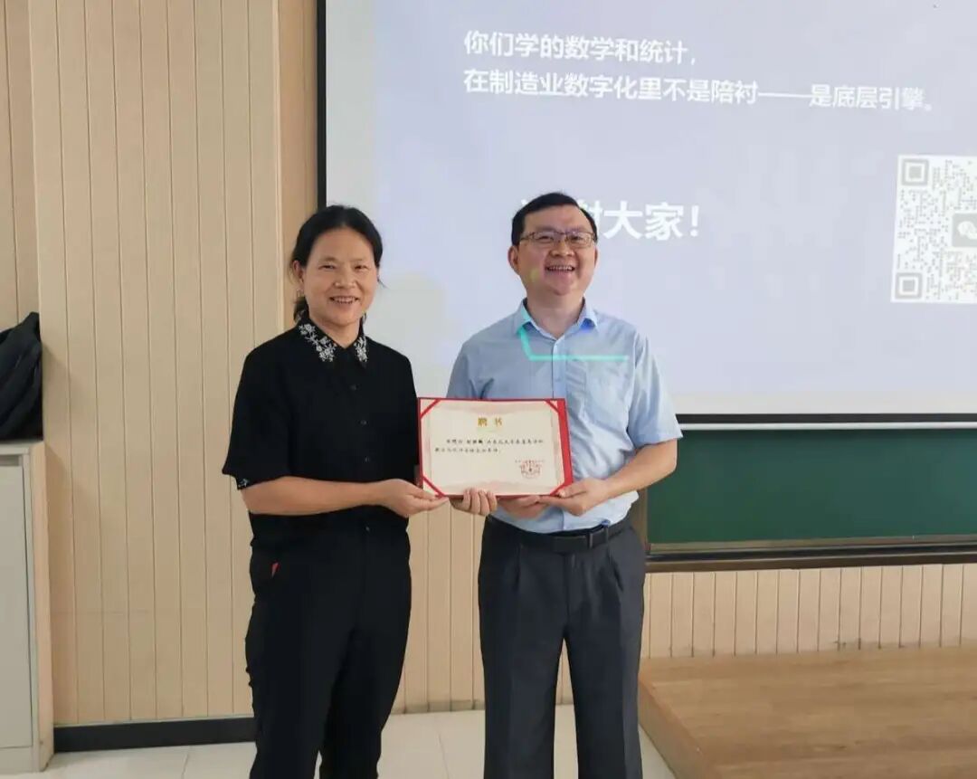 东北大学秦皇岛分校数学与统计学院连海燕书记与刘洪麟合影